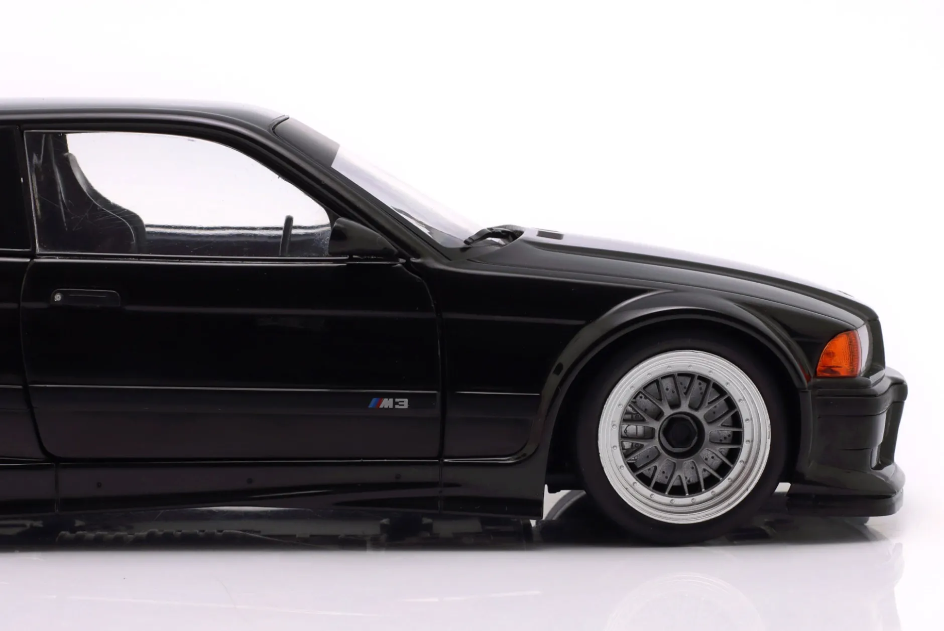 BMW M3 E36 GTR Plain Body Version schwarz 1:18 WERK83