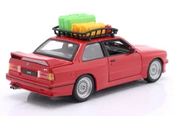 BMW M3 E30 mit Dachgepäckkorb Baujahr 1988 rot 1:24 Bburago
