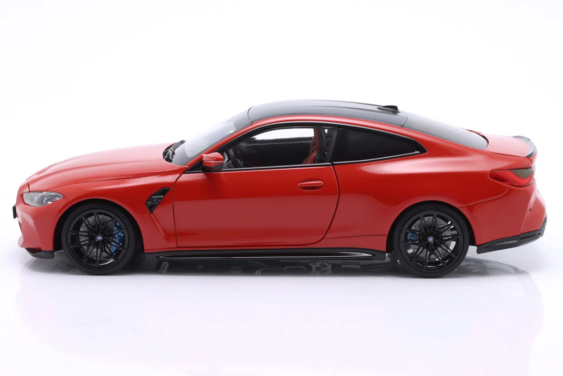 BMW M4 (G82) Baujahr 2024 rot metallic 1:18 Minichamps