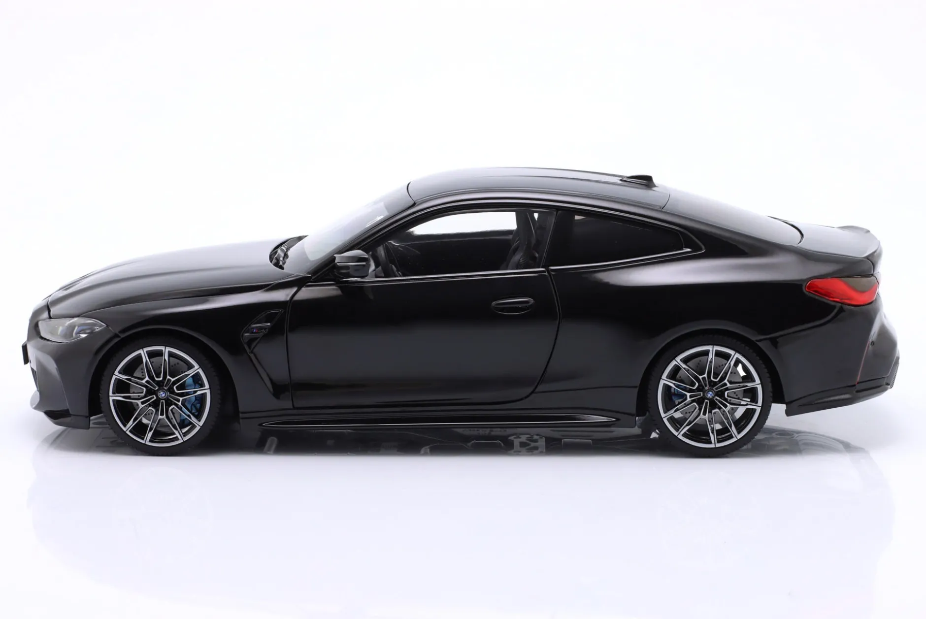 BMW M4 (G82) Baujahr 2024 schwarz metallic 1:18 Minichamps