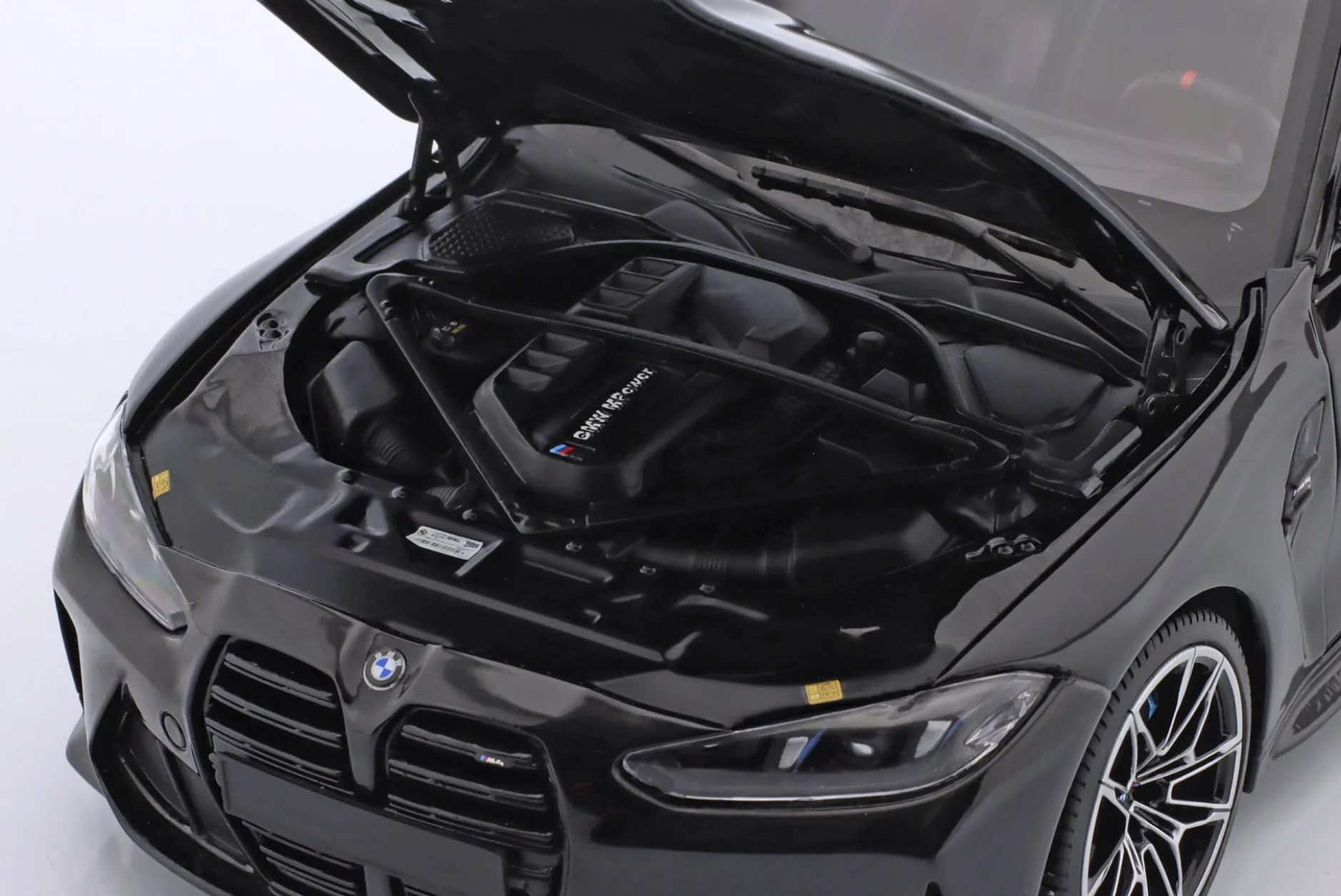 BMW M4 (G82) Baujahr 2024 schwarz metallic 1:18 Minichamps