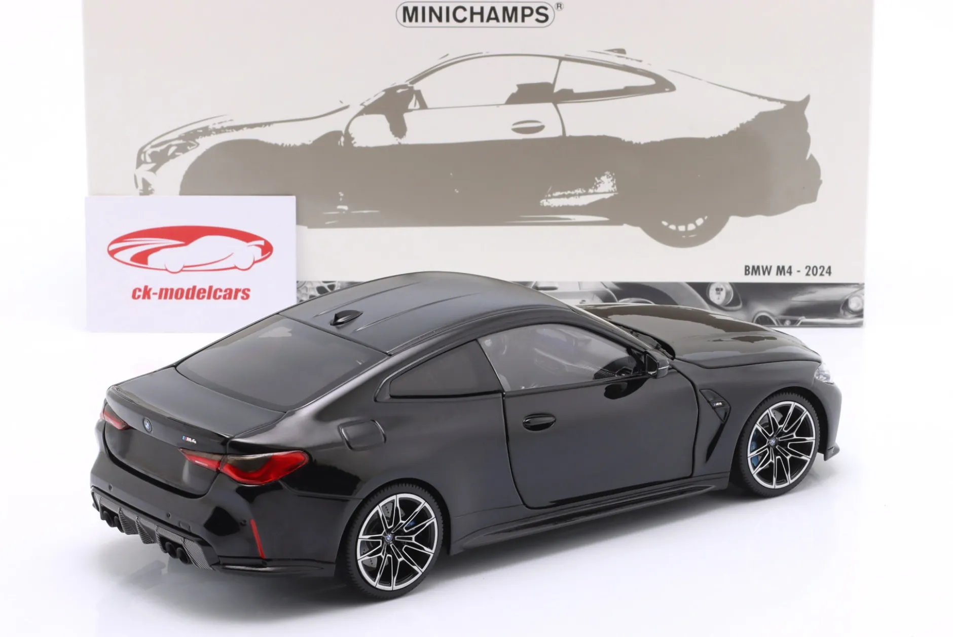 BMW M4 (G82) Baujahr 2024 schwarz metallic 1:18 Minichamps