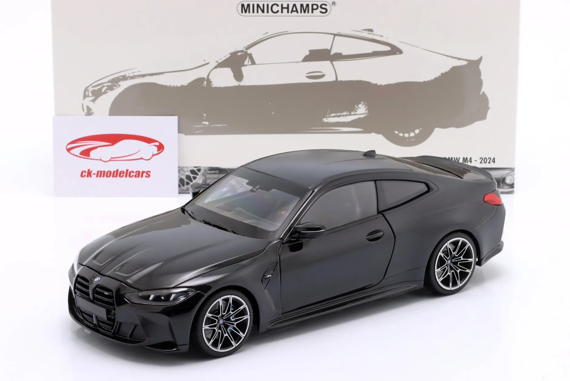 BMW M4 (G82) Baujahr 2024 schwarz metallic 1:18 Minichamps