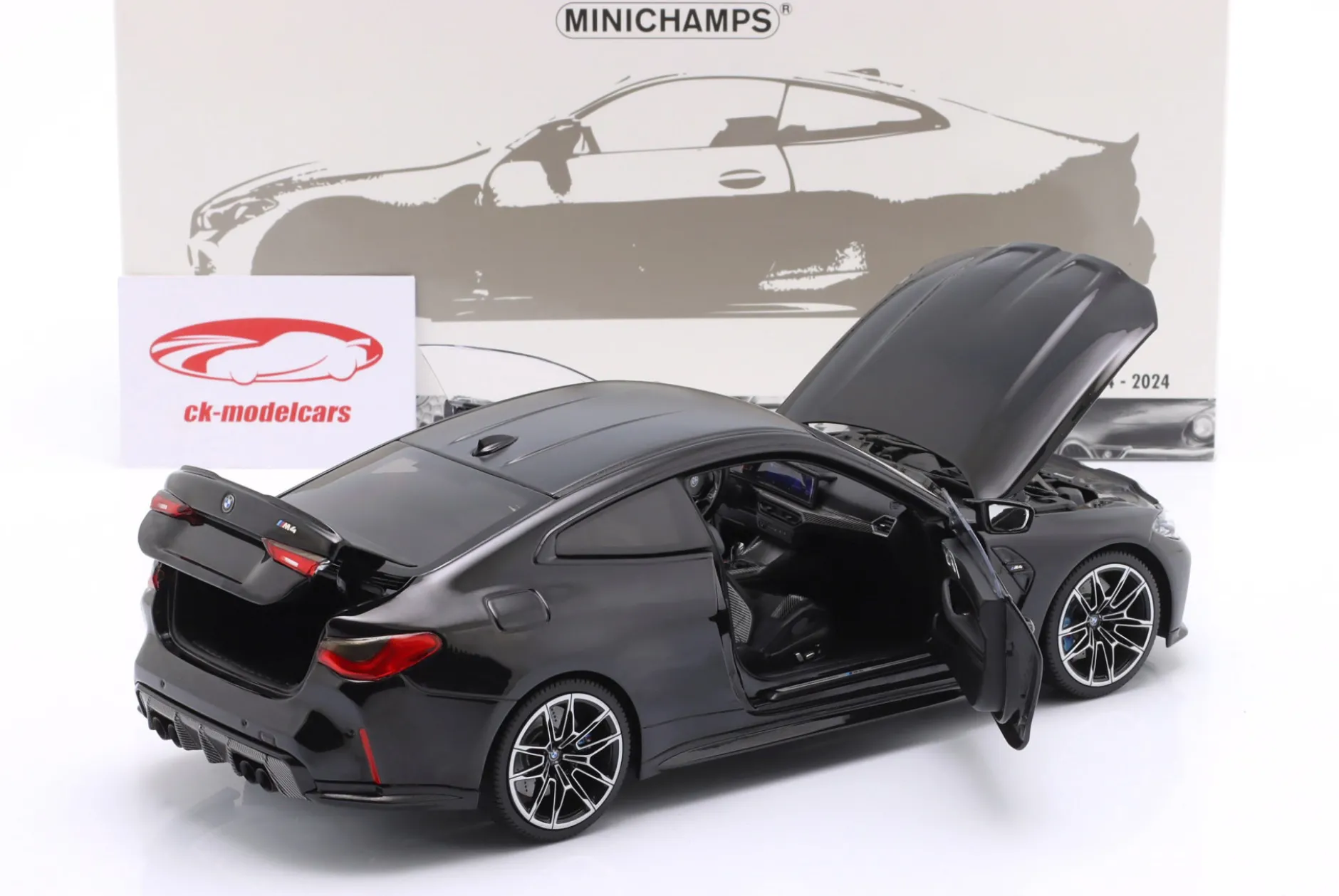 BMW M4 (G82) Baujahr 2024 schwarz metallic 1:18 Minichamps
