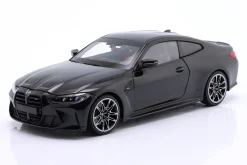 BMW M4 (G82) Baujahr 2024 schwarz metallic 1:18 Minichamps