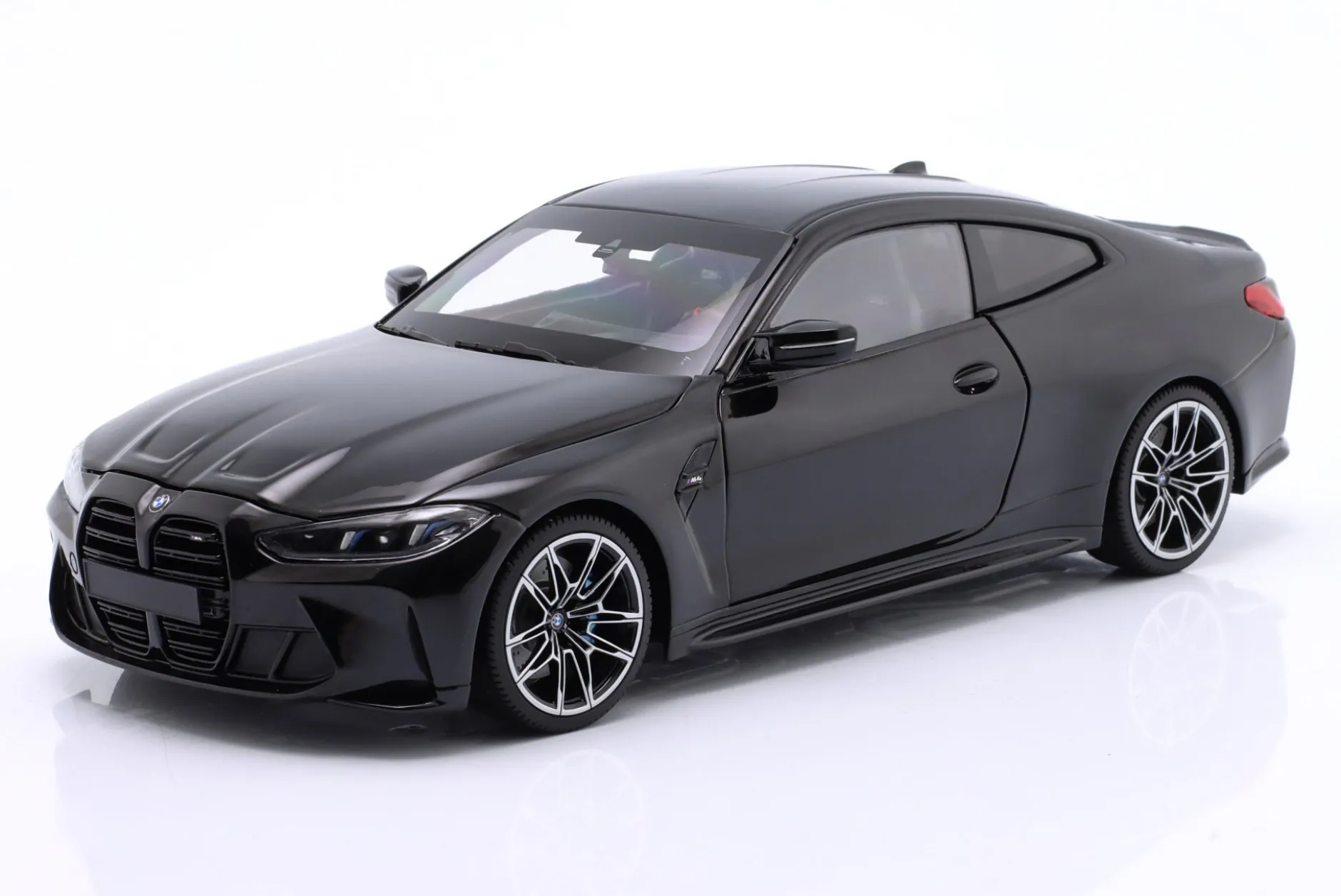 BMW M4 (G82) Baujahr 2024 schwarz metallic 1:18 Minichamps