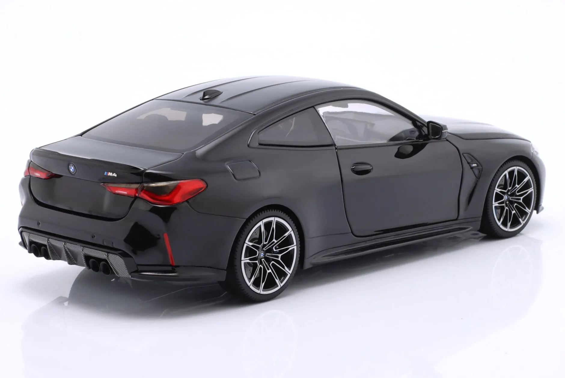 BMW M4 (G82) Baujahr 2024 schwarz metallic 1:18 Minichamps