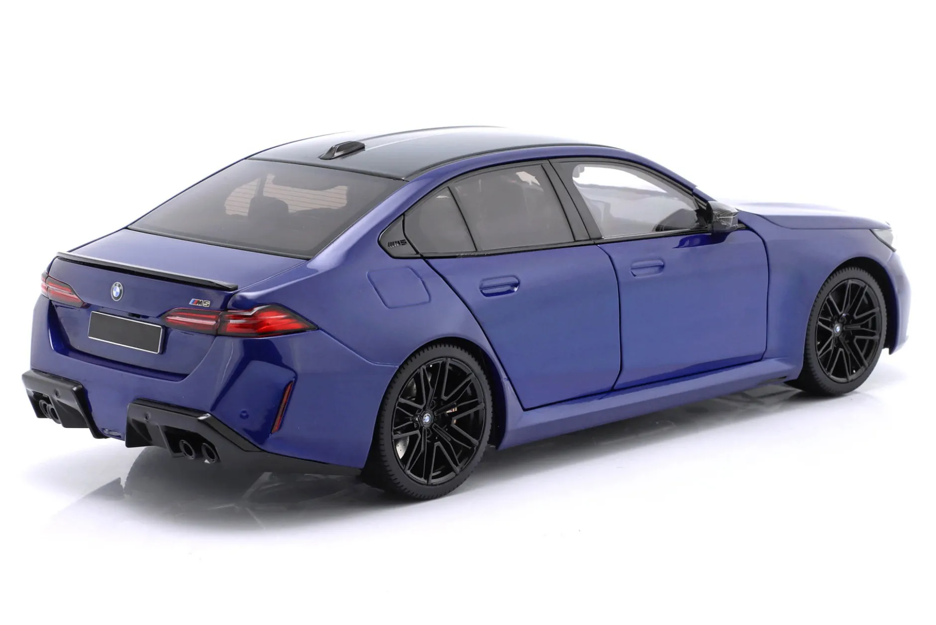 BMW M5 Limousine (G90) Baujahr 2024 blau metallic 1:18 Minichamps