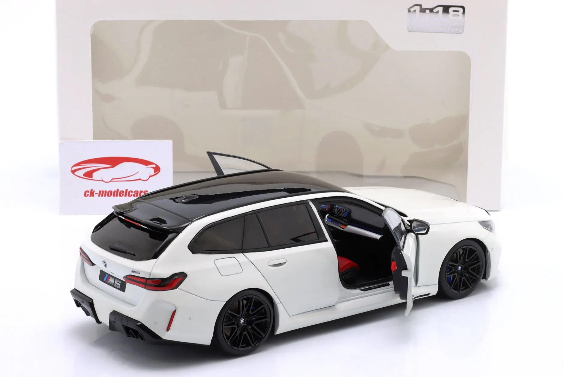 BMW M5 Touring (G99) Baujahr 2025 alpinweiß 1:18 Solido