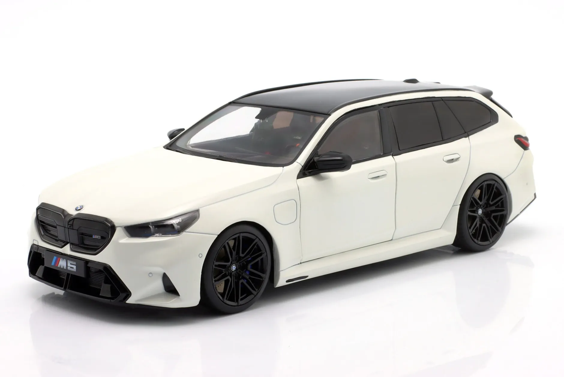 BMW M5 Touring (G99) Baujahr 2025 alpinweiß 1:18 Solido