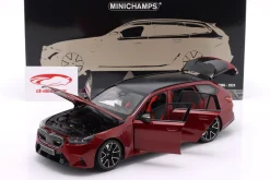 BMW M5 Touring (G99) Baujahr 2024 dunkelrot metallic 1:18 Minichamps