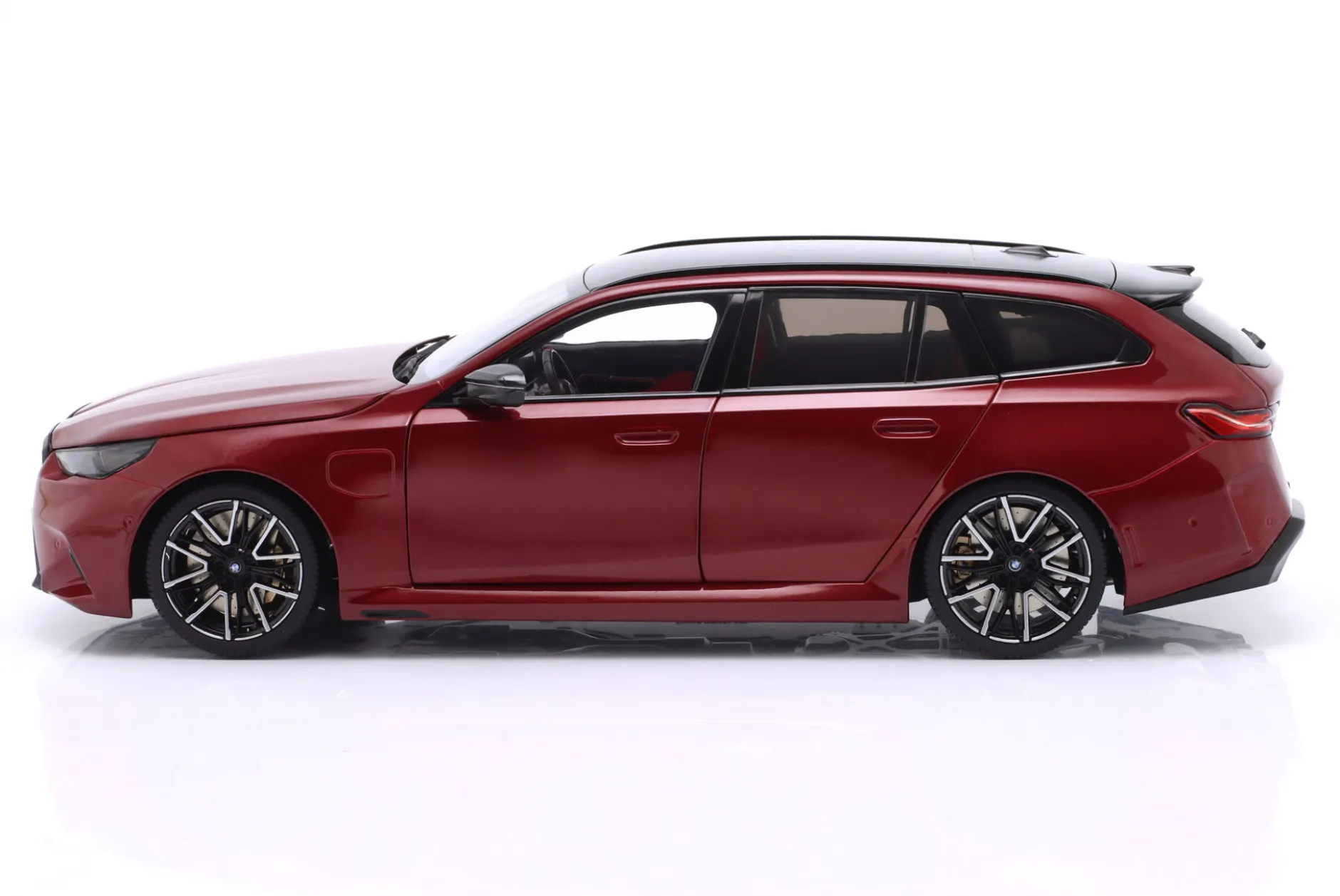 BMW M5 Touring (G99) Baujahr 2024 dunkelrot metallic 1:18 Minichamps