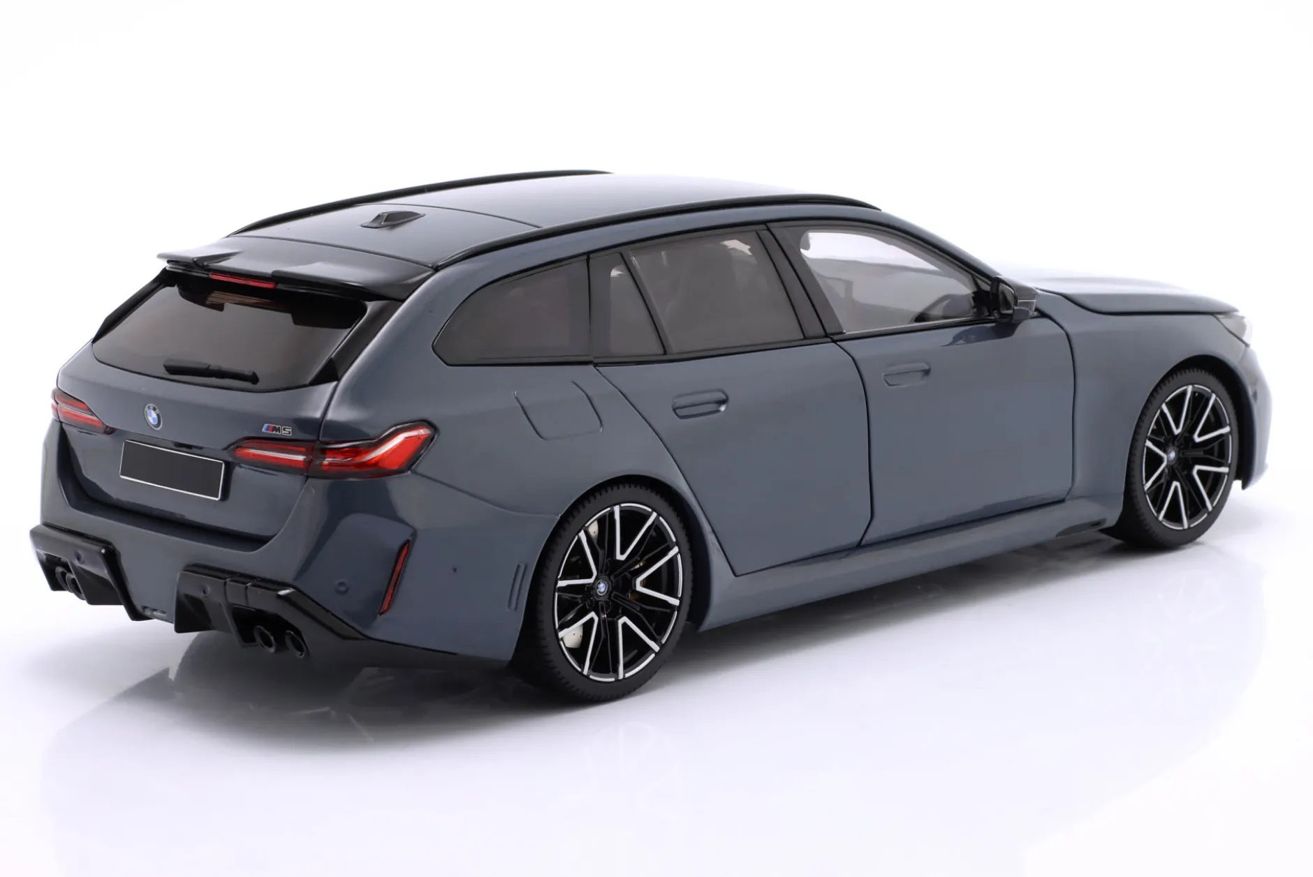 BMW M5 Touring (G99) Baujahr 2024 grau metallic 1:18 Minichamps