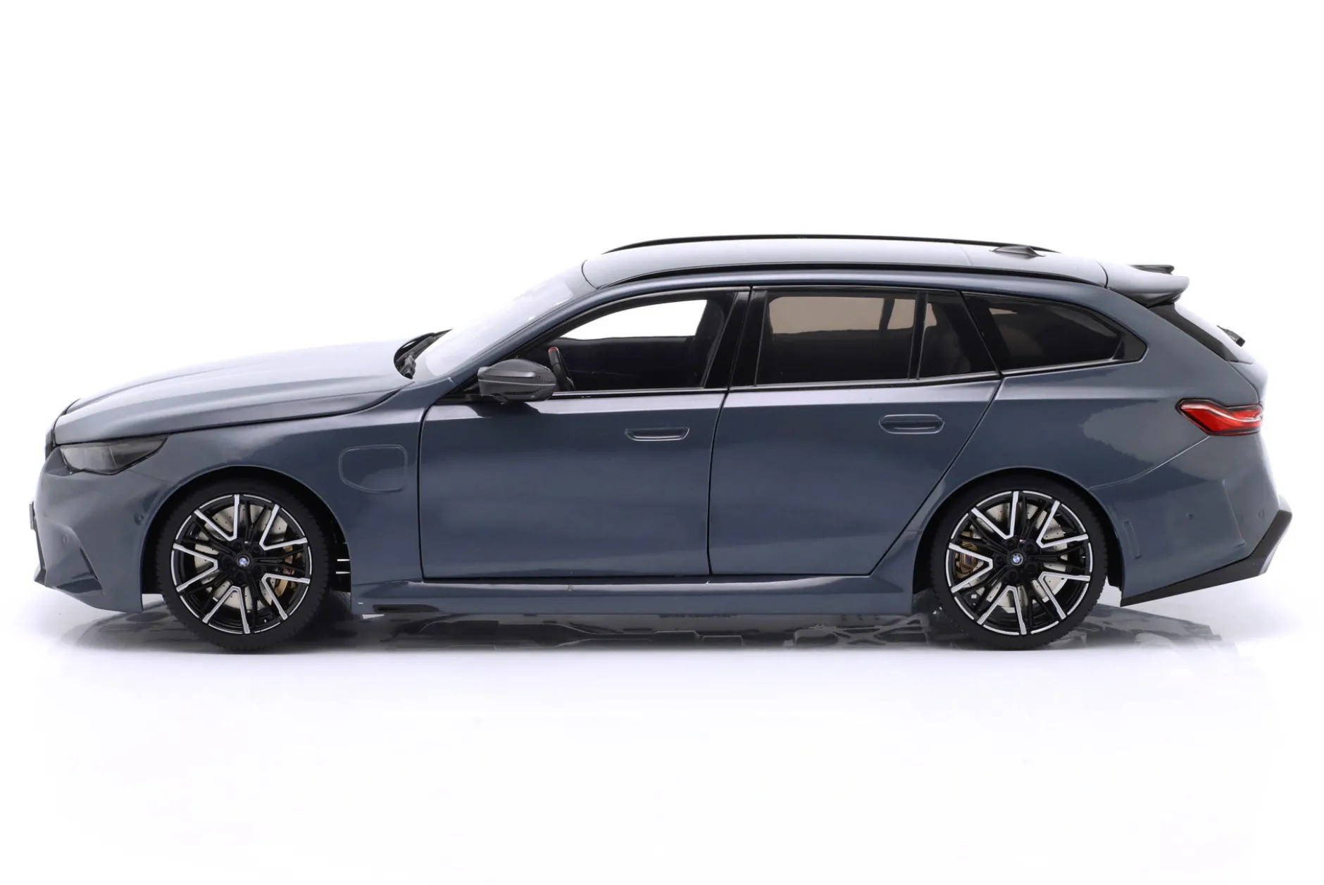 BMW M5 Touring (G99) Baujahr 2024 grau metallic 1:18 Minichamps