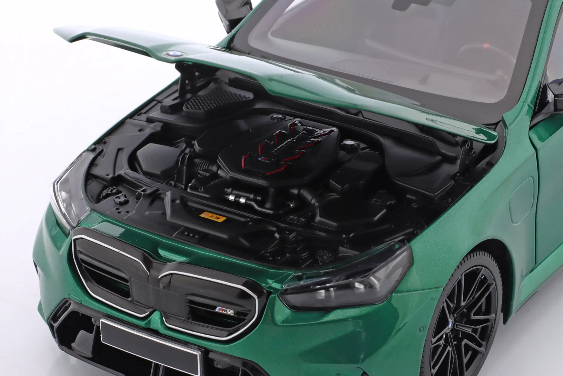 BMW M5 Touring (G99) Baujahr 2024 grün metallic 1:18 Minichamps