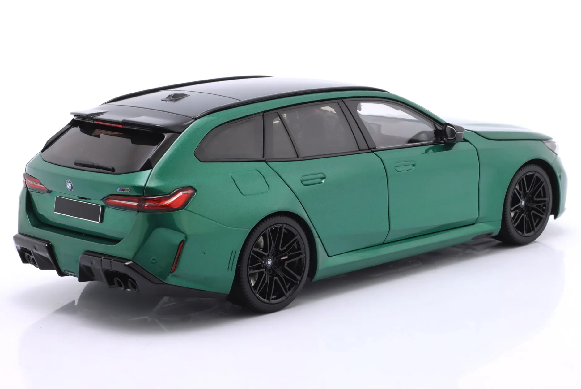 BMW M5 Touring (G99) Baujahr 2024 grün metallic 1:18 Minichamps