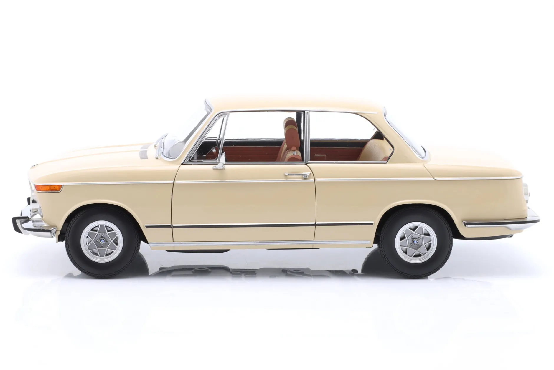 BMW 1602 1. Serie Baujahr 1971 beige 1:12 KK-Scale