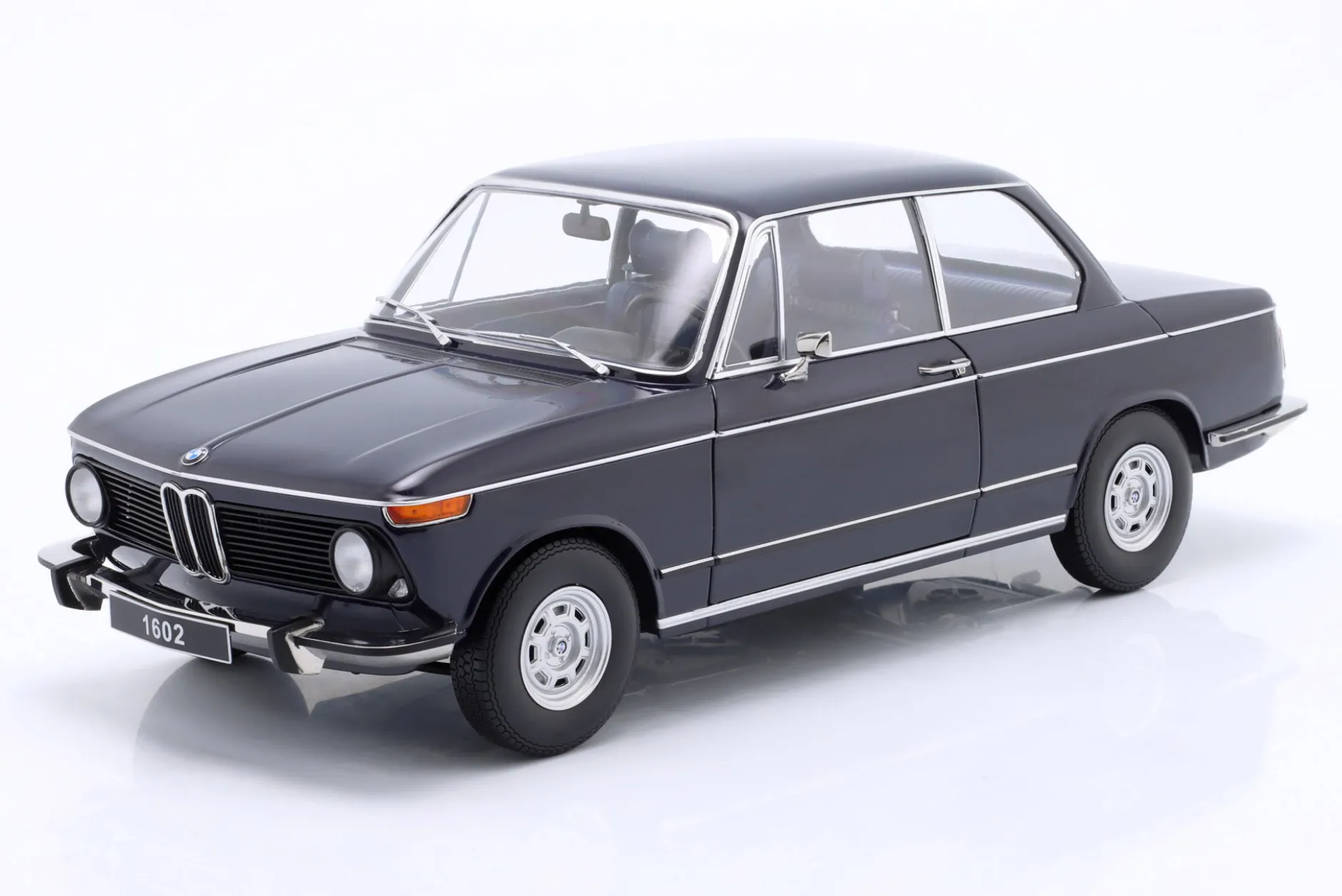 BMW 1602 2.Serie Baujahr 1974 dunkelblau 1:12 KK-Scale
