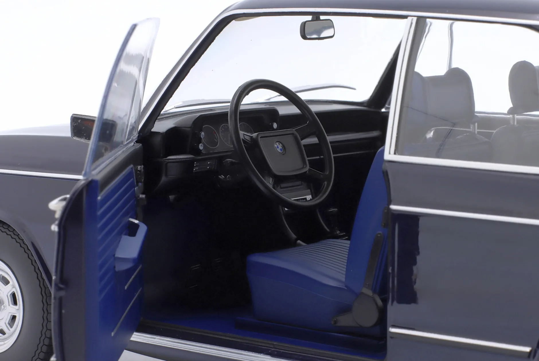 BMW 1602 2.Serie Baujahr 1974 dunkelblau 1:12 KK-Scale