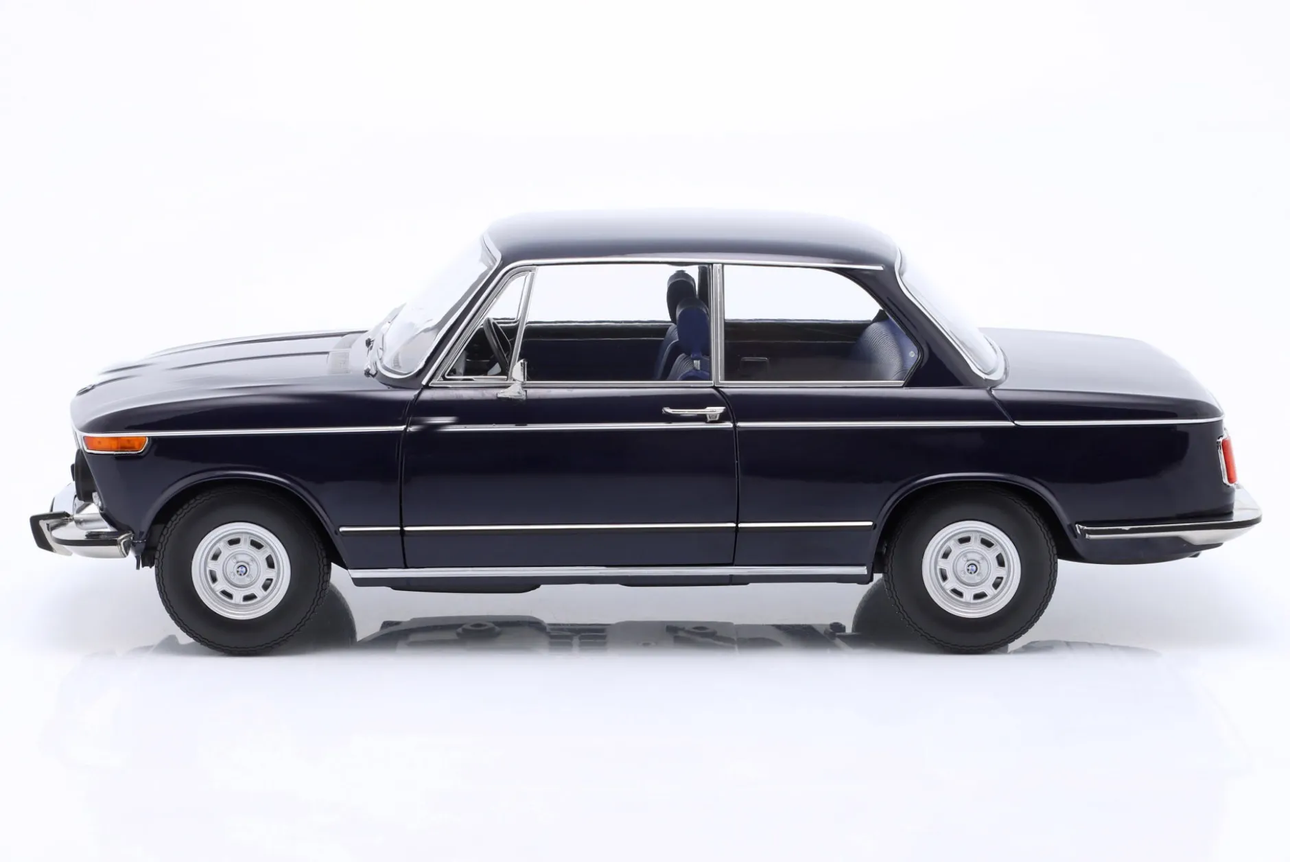 BMW 1602 2.Serie Baujahr 1974 dunkelblau 1:12 KK-Scale