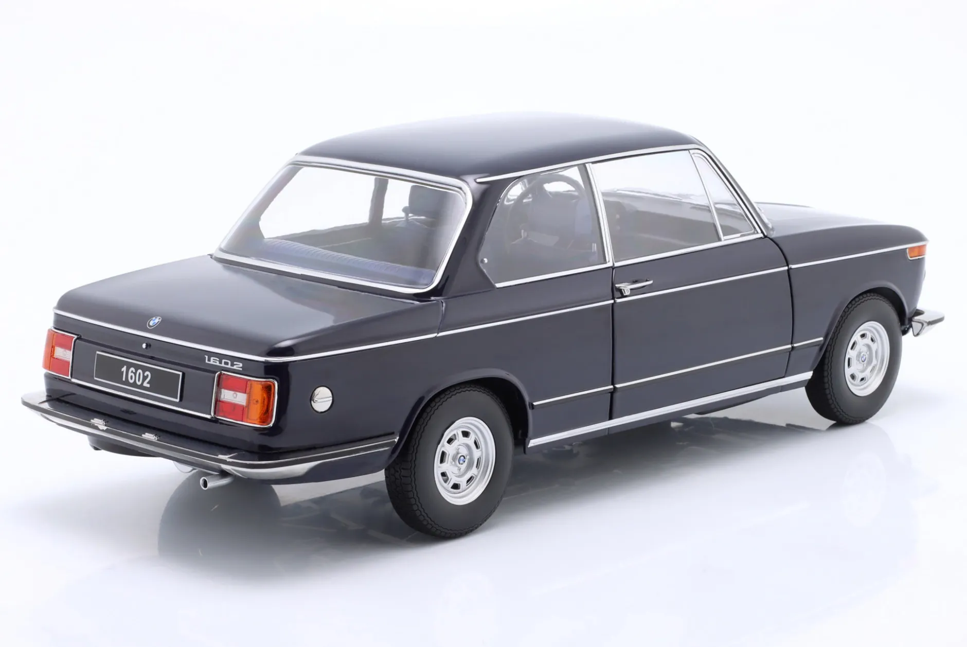 BMW 1602 2.Serie Baujahr 1974 dunkelblau 1:12 KK-Scale