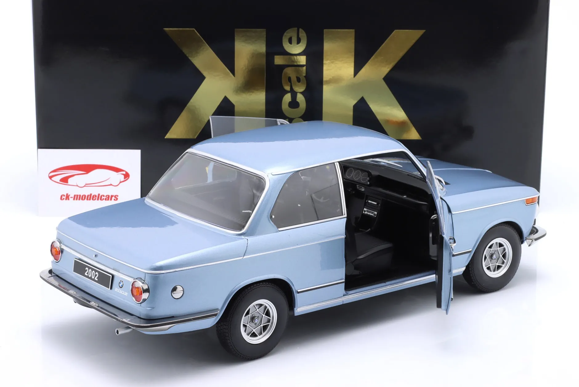 BMW 2002 1. Serie Baujahr 1971 hellblau metallic 1:12 KK-Scale