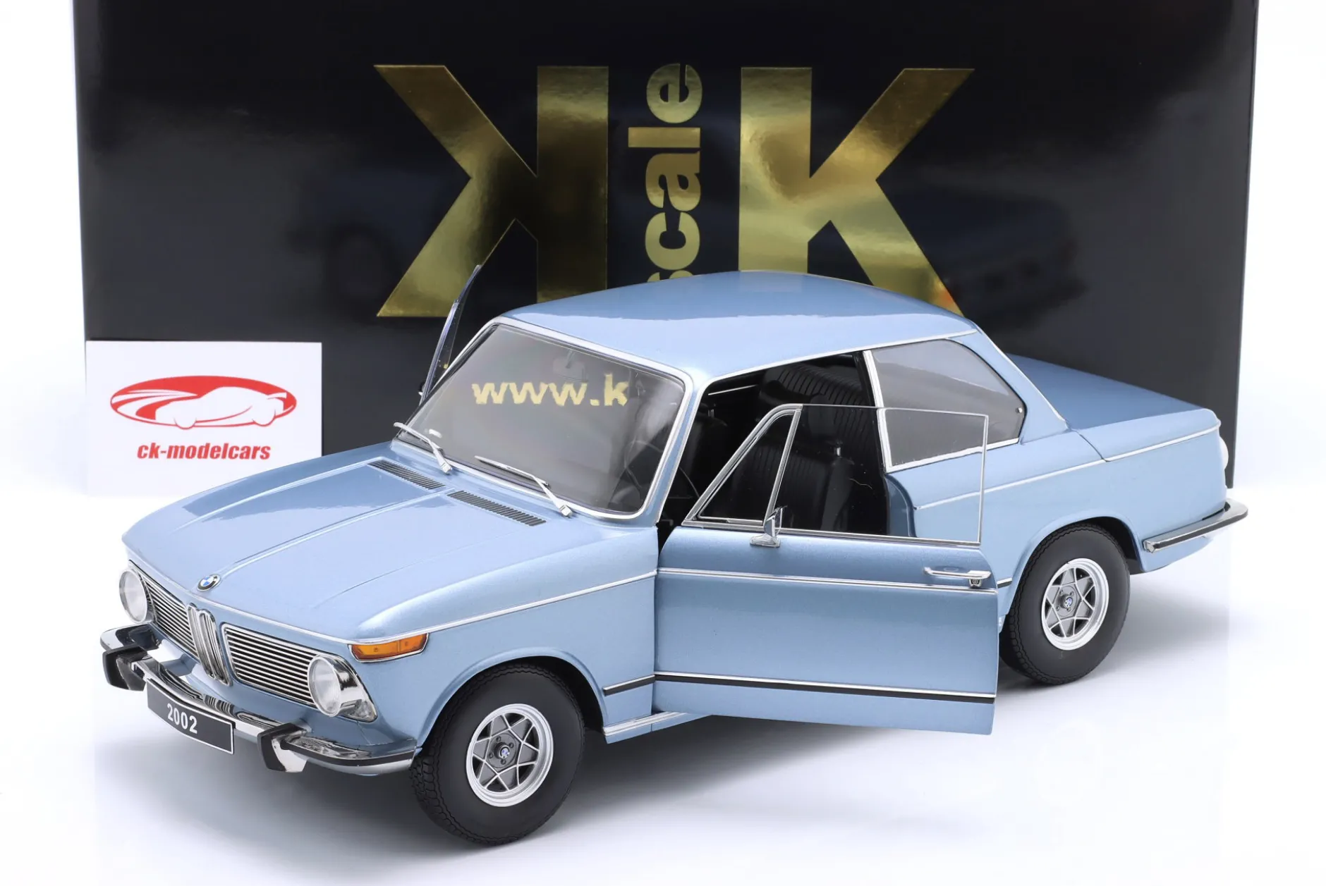 BMW 2002 1. Serie Baujahr 1971 hellblau metallic 1:12 KK-Scale