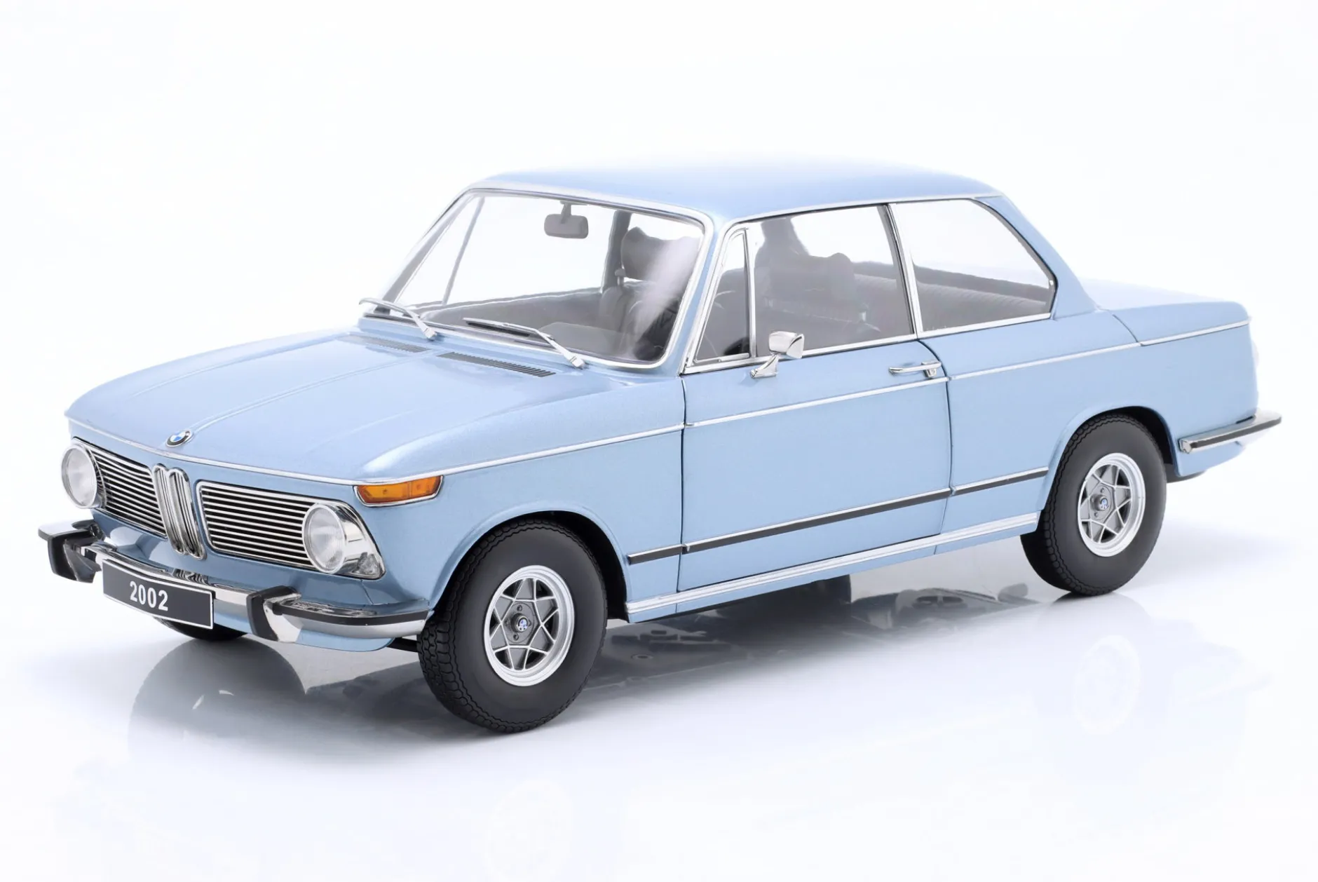 BMW 2002 1. Serie Baujahr 1971 hellblau metallic 1:12 KK-Scale