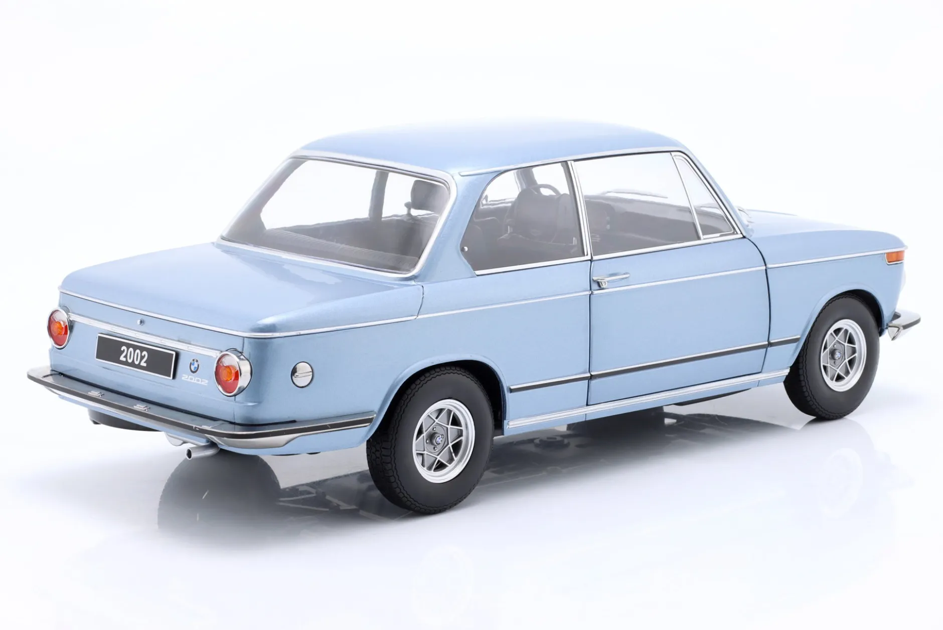 BMW 2002 1. Serie Baujahr 1971 hellblau metallic 1:12 KK-Scale