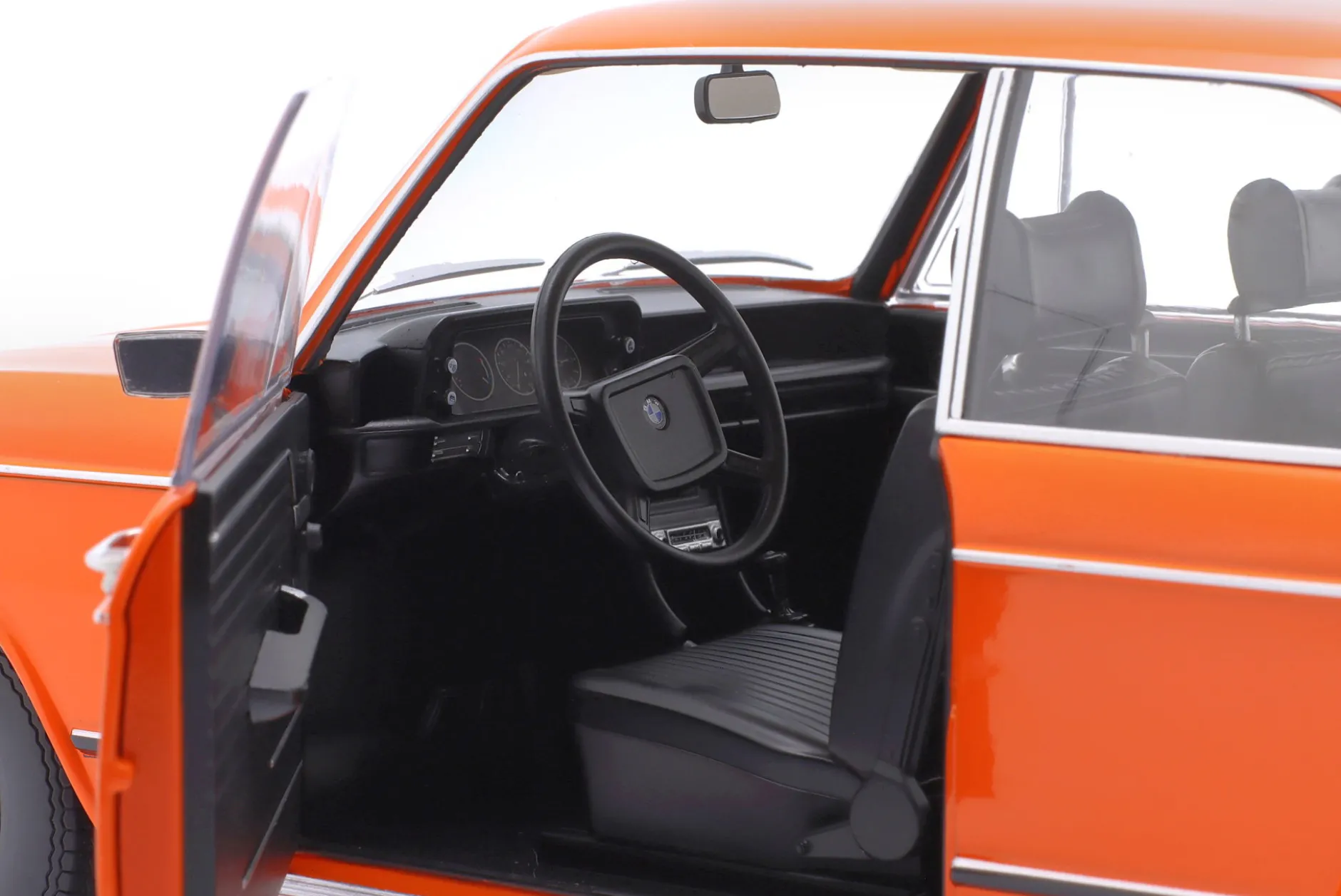 BMW 1602 2.Serie Baujahr 1974 orange 1:12 KK-Scale