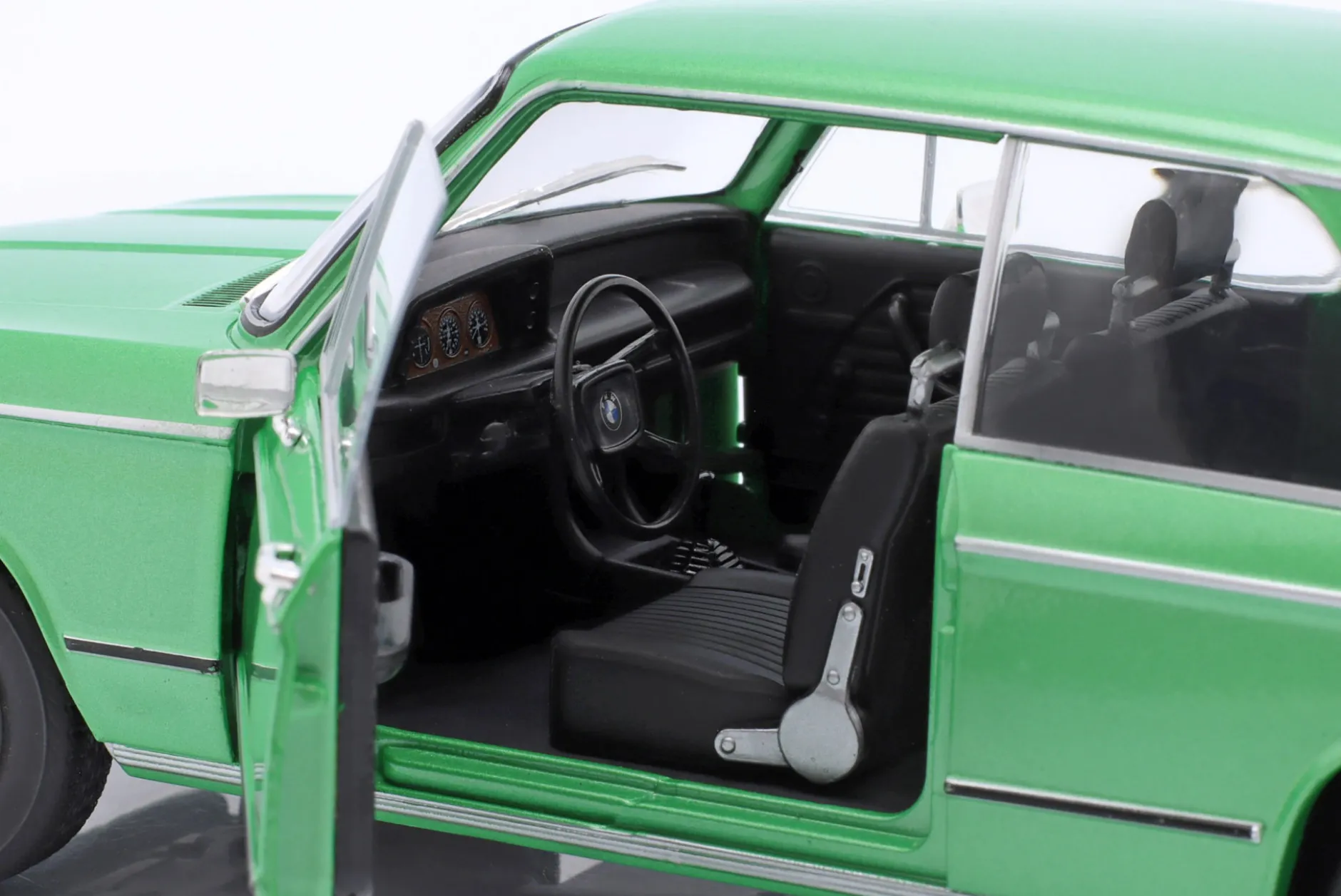 BMW 1602 Taiga Baujahr 1971 grün 1:18 Solido