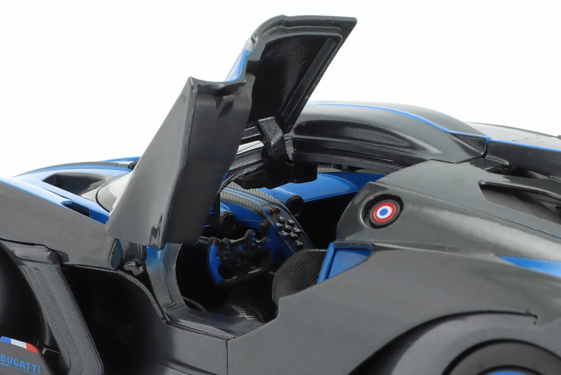 Bugatti Bolide W16.4 Baujahr 2020 blau / carbon 1:18 Bburago