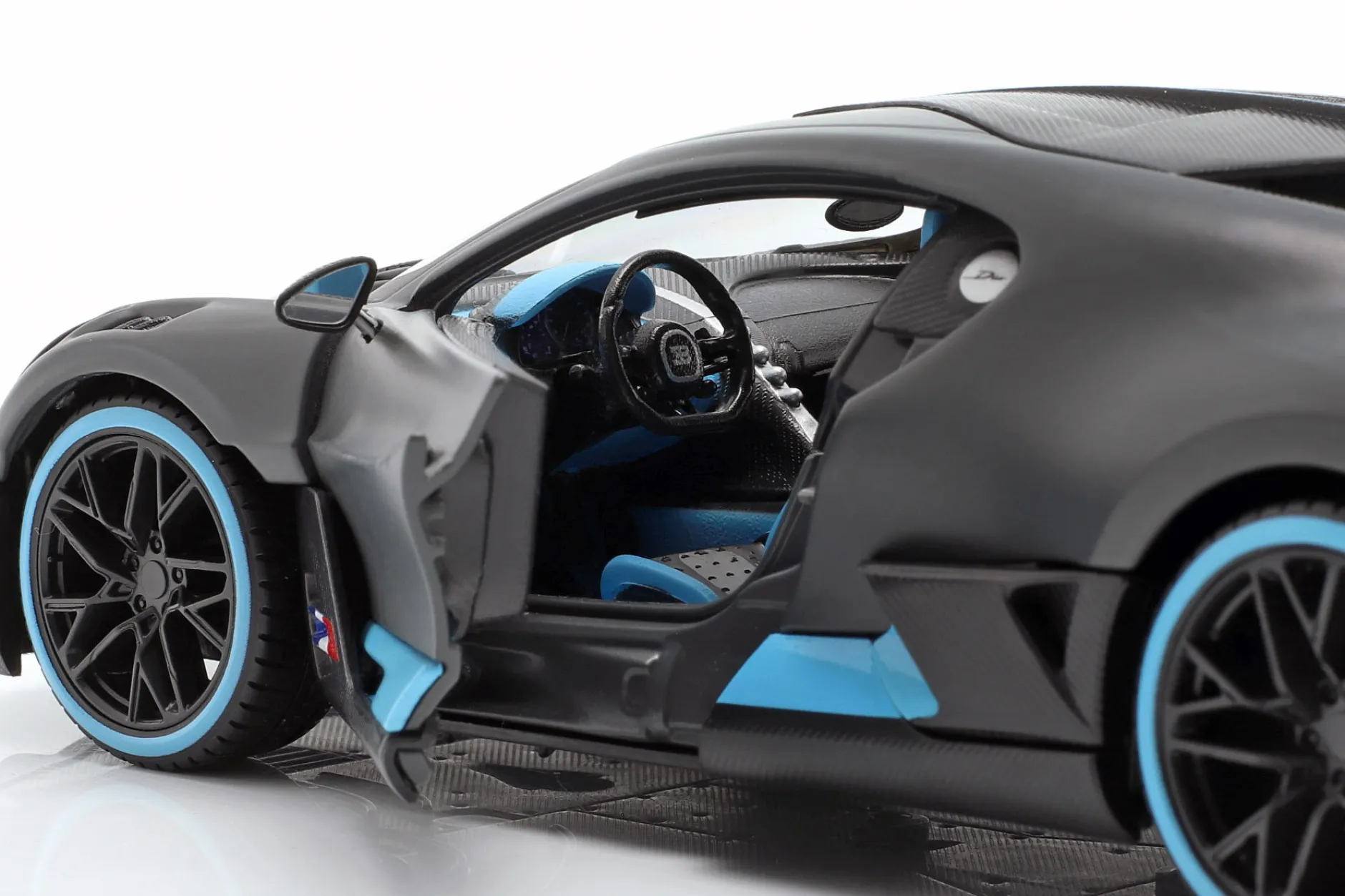 Bugatti Divo Baujahr 2018 mattgrau / hellblau 1:24 Maisto