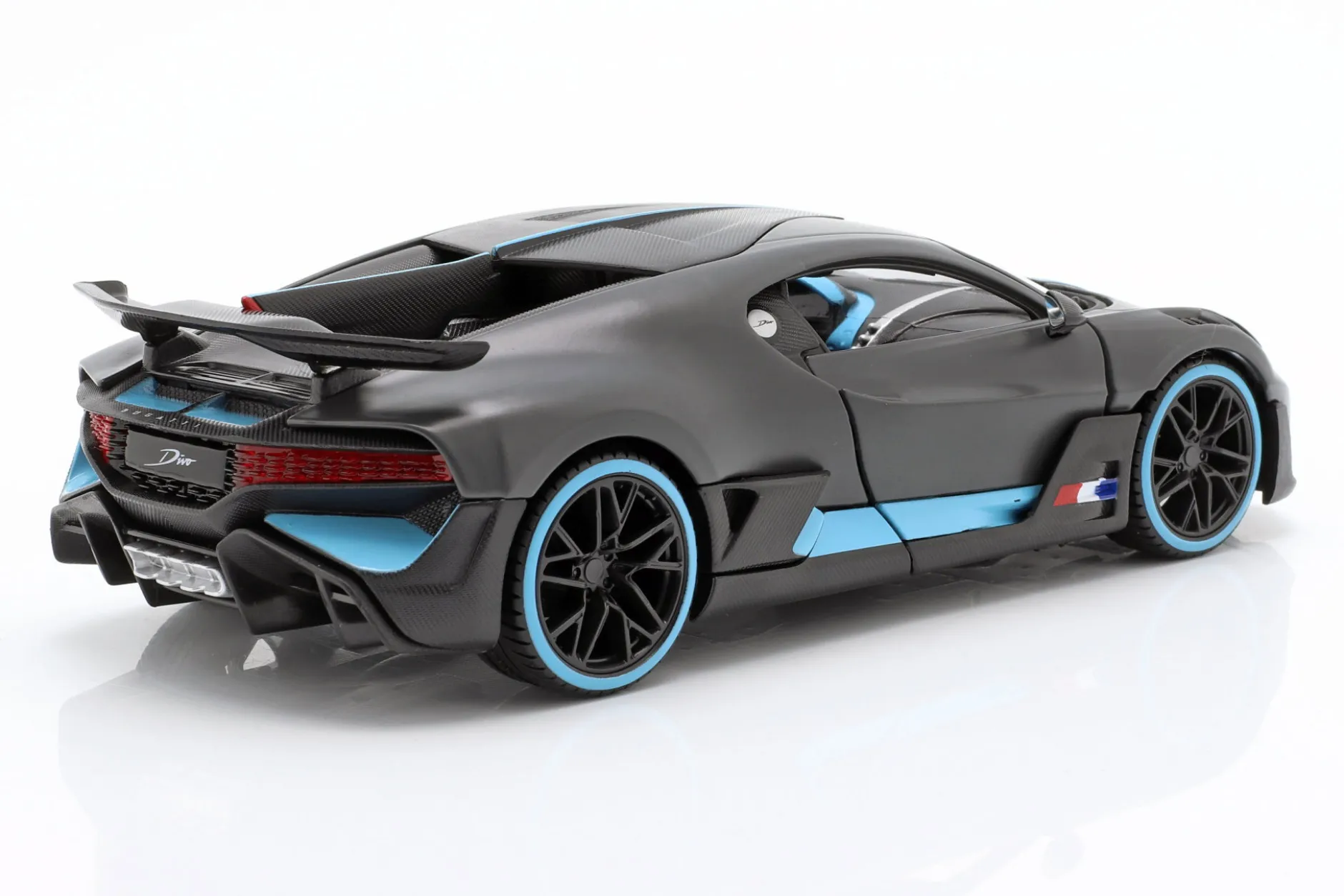 Bugatti Divo Baujahr 2018 mattgrau / hellblau 1:24 Maisto