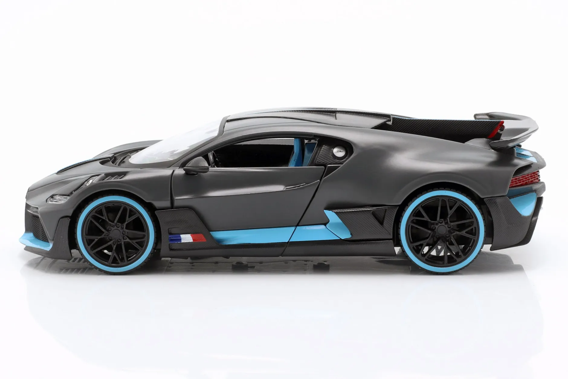 Bugatti Divo Baujahr 2018 mattgrau / hellblau 1:24 Maisto
