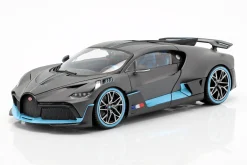 Bugatti Divo Baujahr 2018 mattgrau / hellblau 1:18 Bburago
