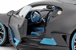 Bugatti Divo Baujahr 2018 mattgrau / hellblau 1:18 Bburago