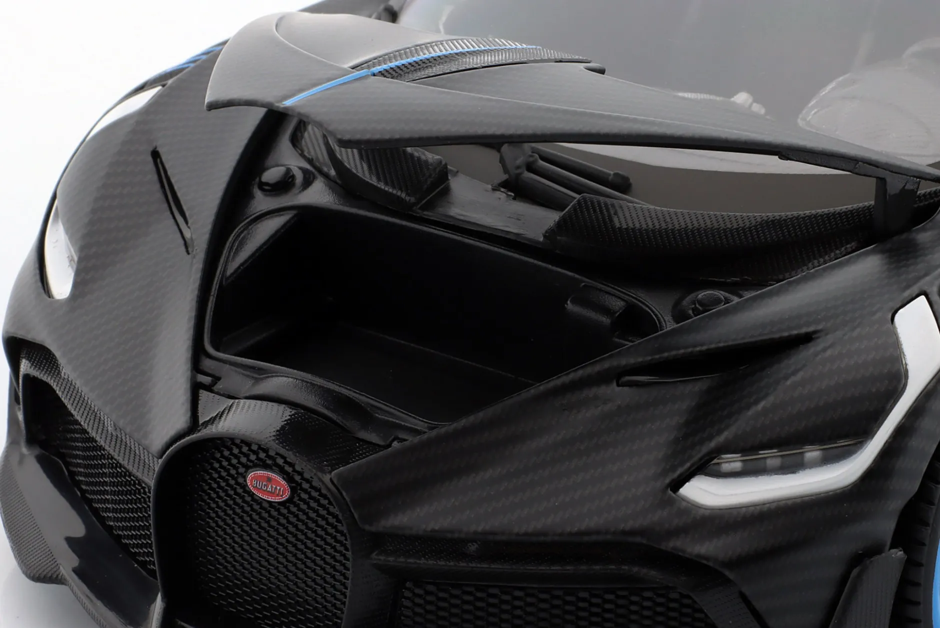 Bugatti Divo 50th Bburago Anniversary 2018 mattschwarz / karbon 1:18 Bburago