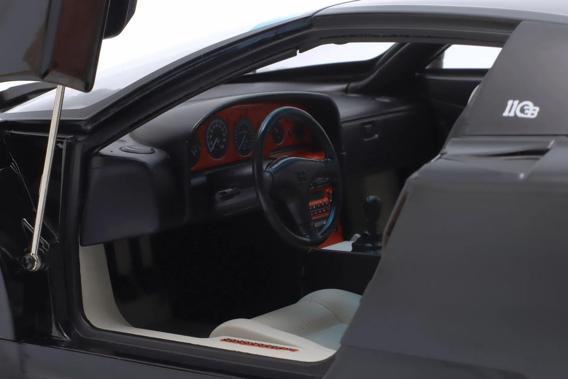 Bugatti EB110 Baujahr 1991 schwarz 1:12 KK-Scale