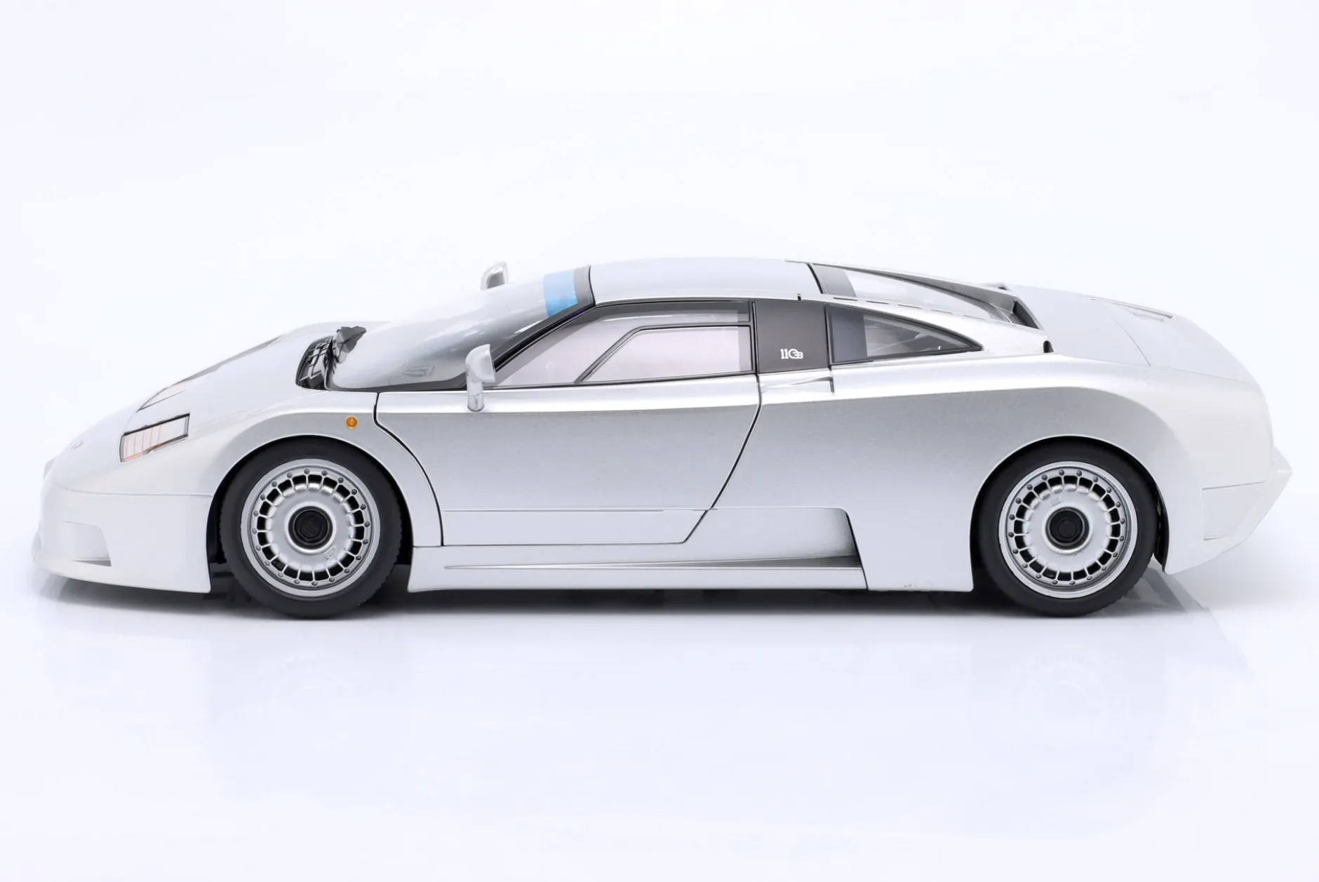 Bugatti EB110 Baujahr 1991 silber 1:12 KK-Scale
