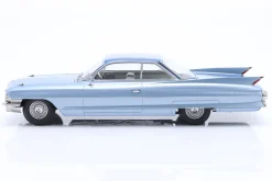Cadillac Series 62 Coupe DeVille Baujahr 1961 hellblau metallic 1:18 KK-Scale