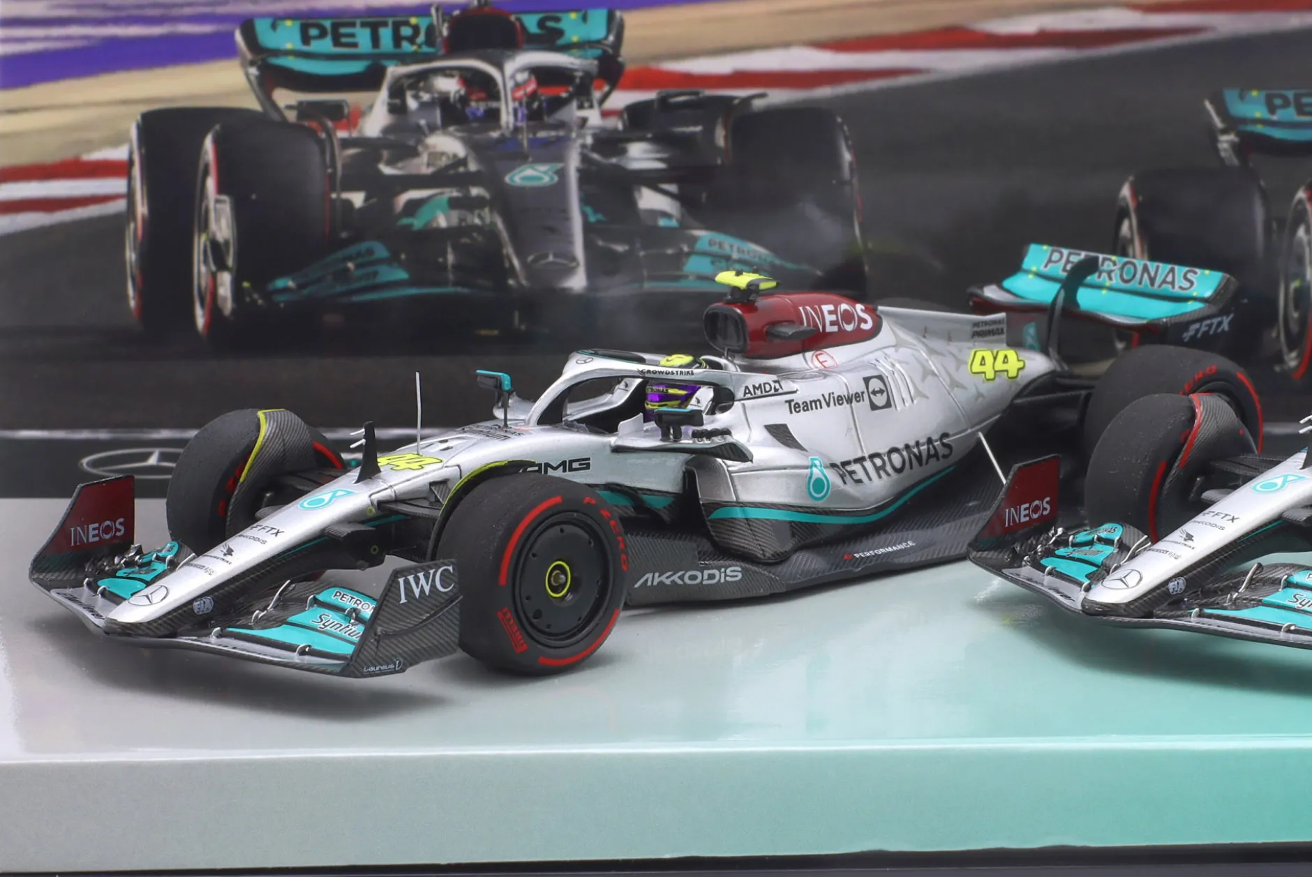 2-Car Set Hamilton #44 & Russell #63 Bahrain GP Formel 1 2022 1:43 Minichamps