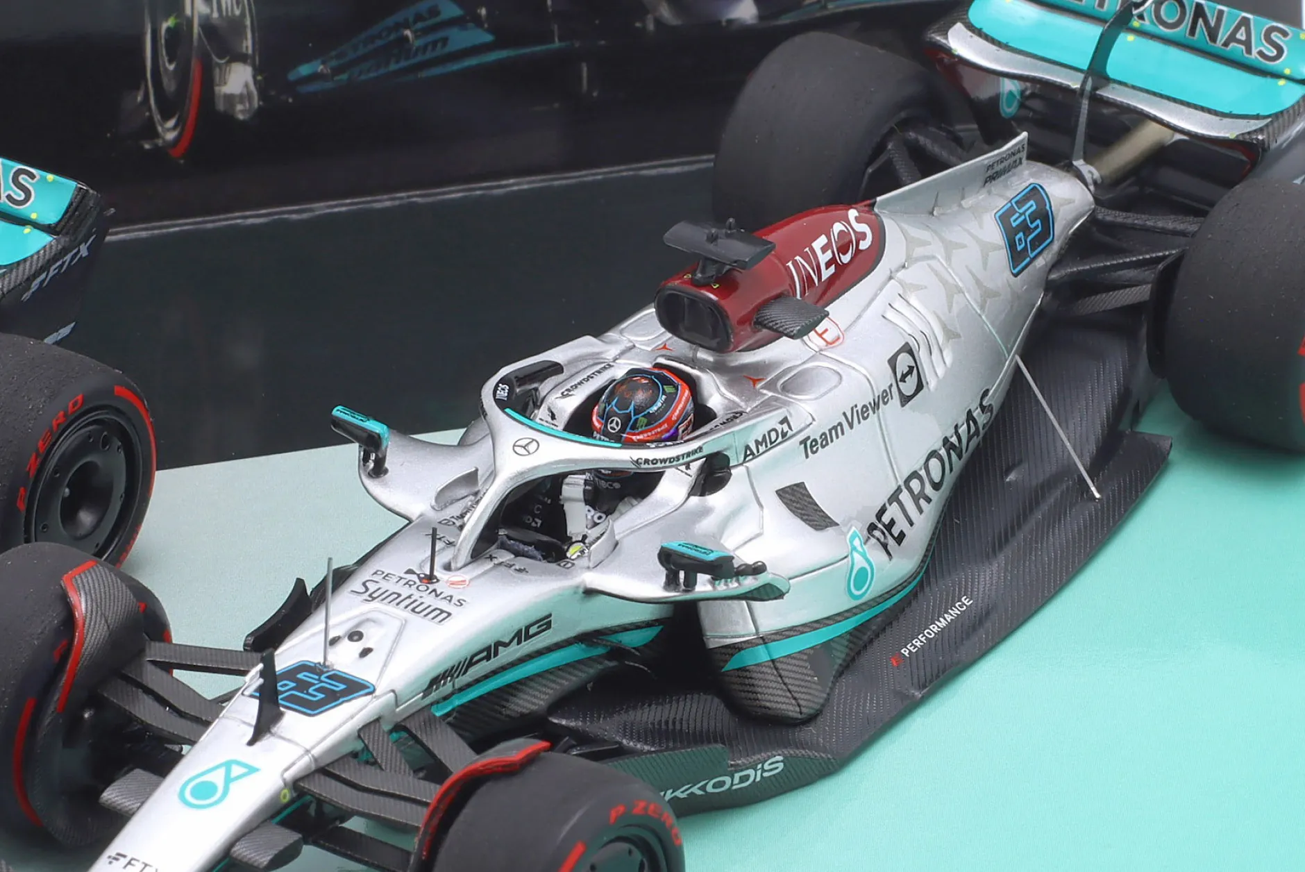 2-Car Set Hamilton #44 & Russell #63 Bahrain GP Formel 1 2022 1:43 Minichamps
