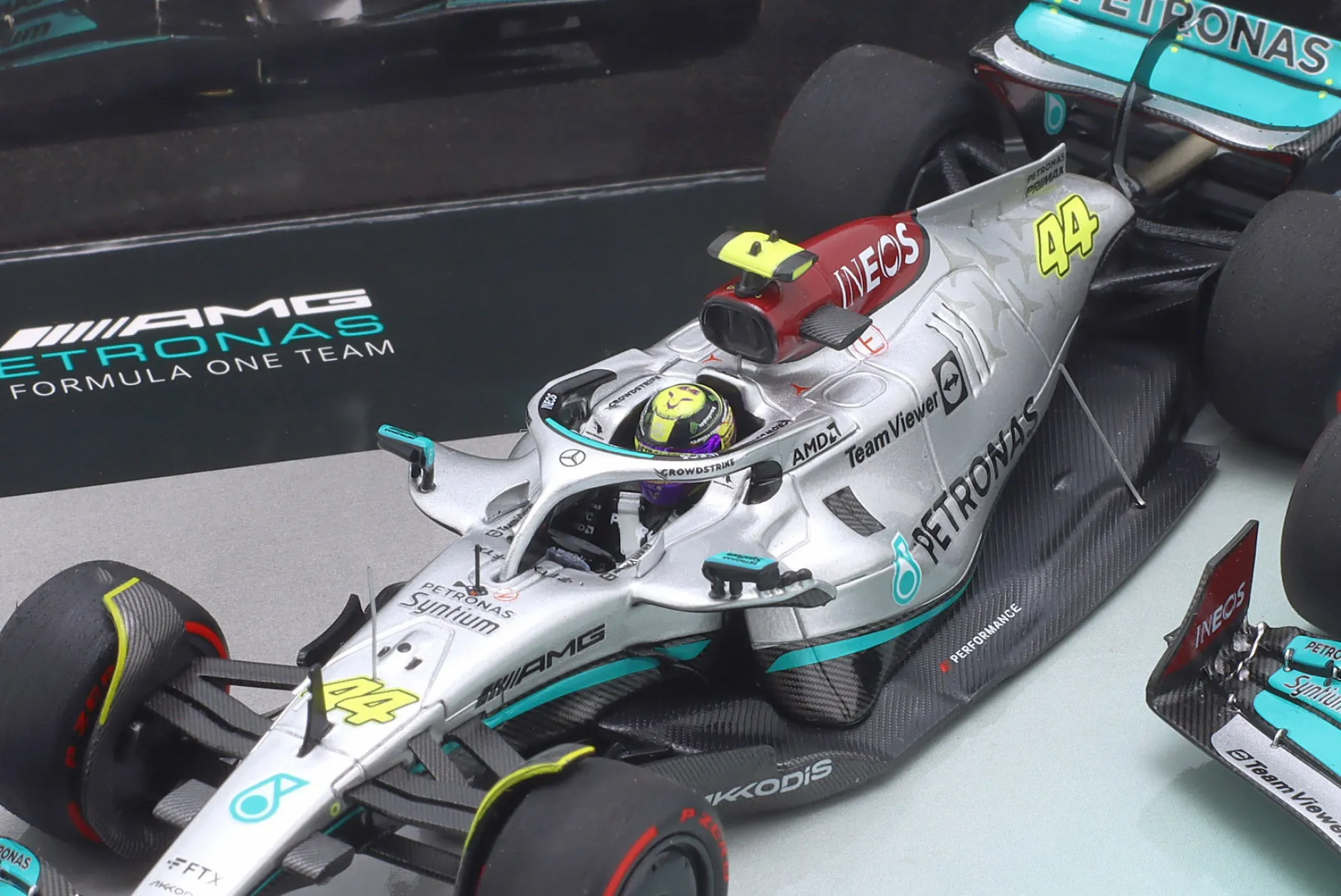 2-Car Set Hamilton #44 & Russell #63 Bahrain GP Formel 1 2022 1:43 Minichamps