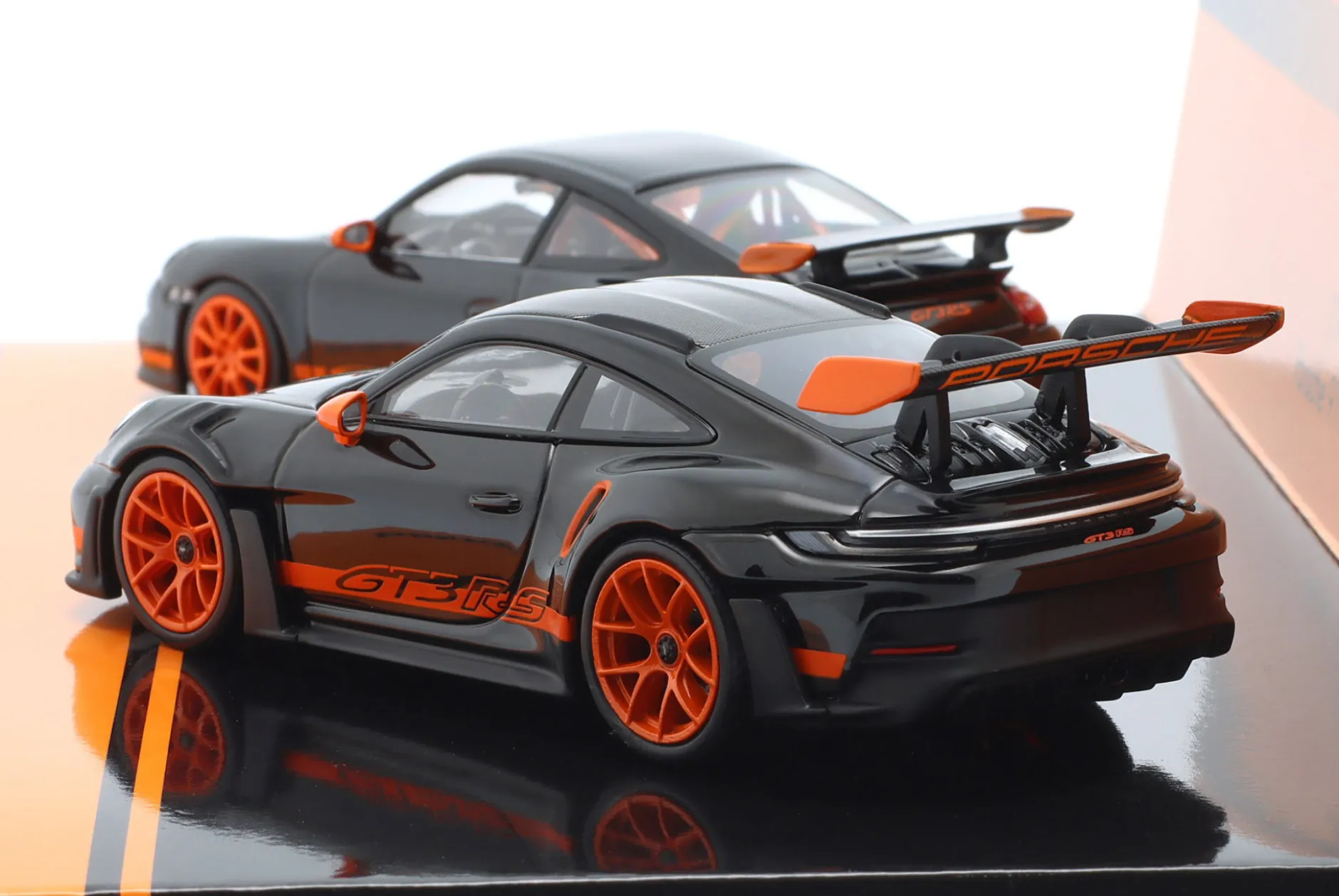 2-Car Set 17 Jahre Porsche 911 GT3 RS: 997.1 (2006) & 992 (2023) 1:43 Minichamps