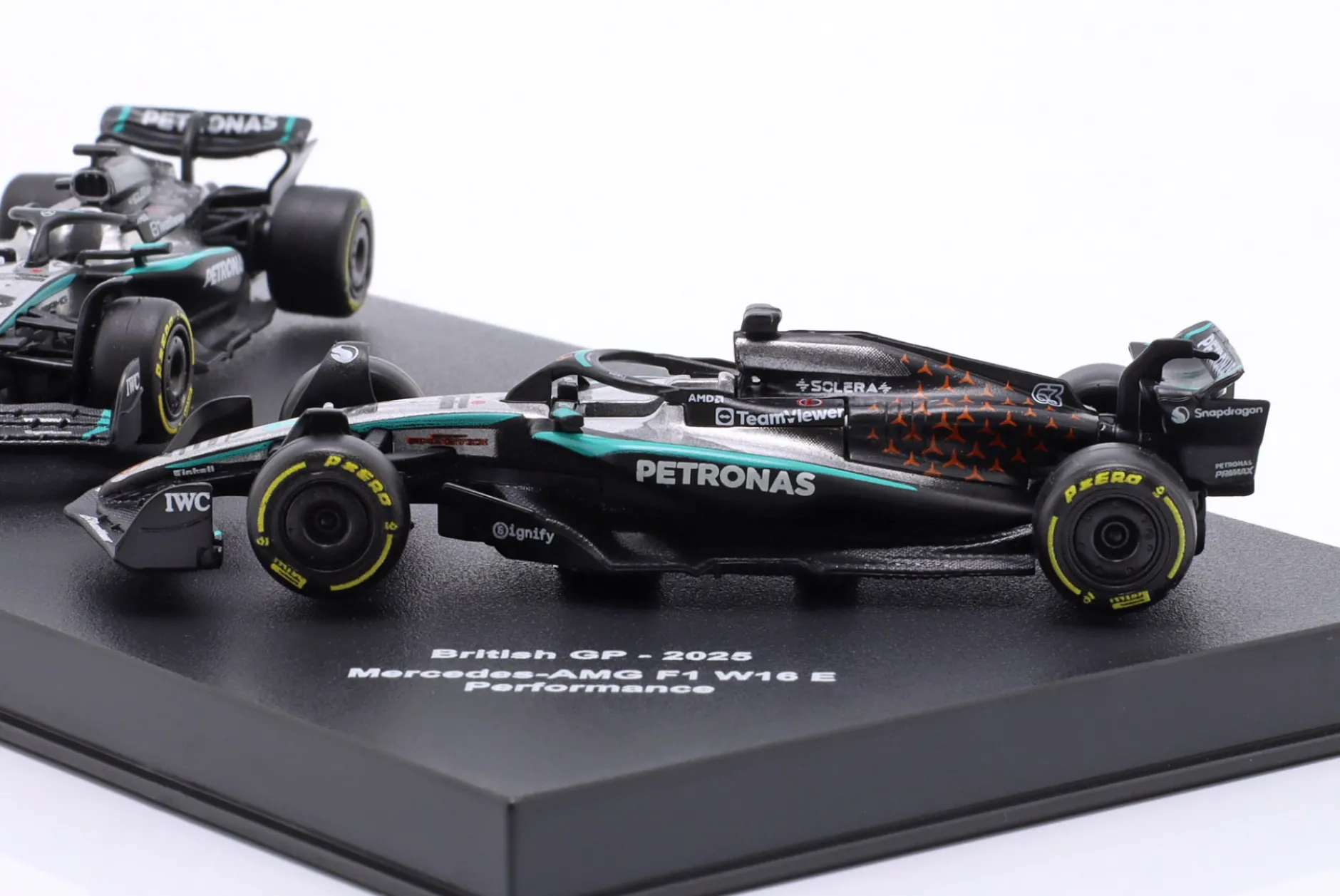 2-Car Set Kimi Antonelli Mercedes-AMG F1 W16 E #12 Formel 1 2025 1:64 Bburago