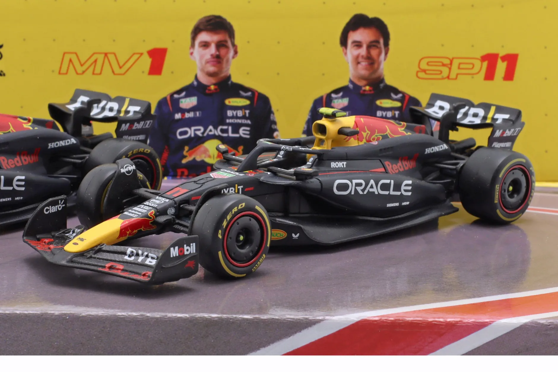 2-Car Set Verstappen #1 & Perez #11 Formel 1 Weltmeister 2024 1:43 Bburago