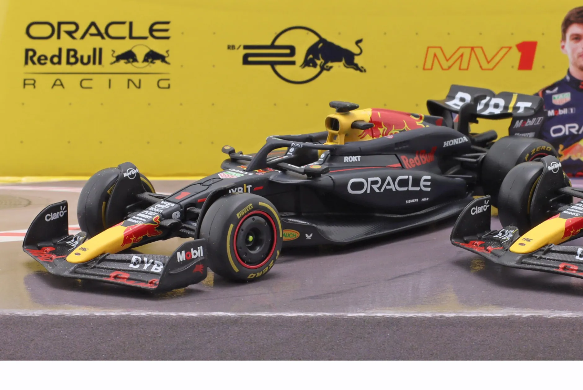 2-Car Set Verstappen #1 & Perez #11 Formel 1 Weltmeister 2024 1:43 Bburago