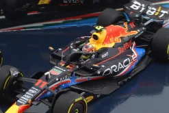 2-Car Set Verstappen #1 & Perez #11 USA GP Formel 1 Weltmeister 2023 1:43 Minichamps