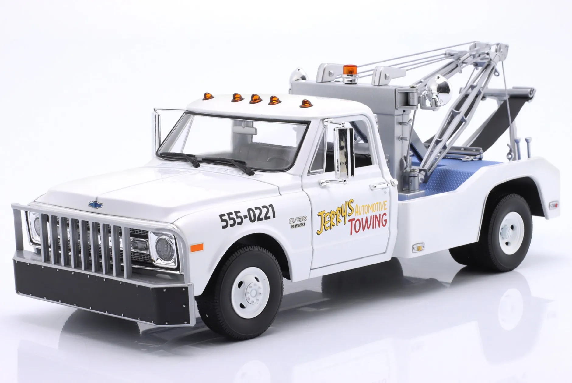 Chevrolet C-30 Abschleppwagen Jerry's Automotive Towing 1969 weiß 1:18 Greenlight